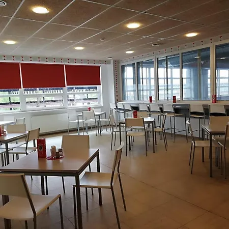 Spordikompleksi Hostel *